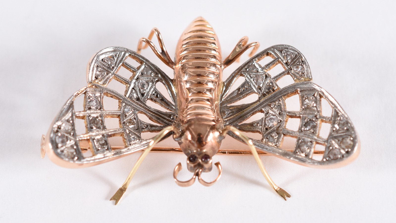 Broche feitio libélula em ouro 18 k e branco com diamantes nas asas... - foto 4 de 4