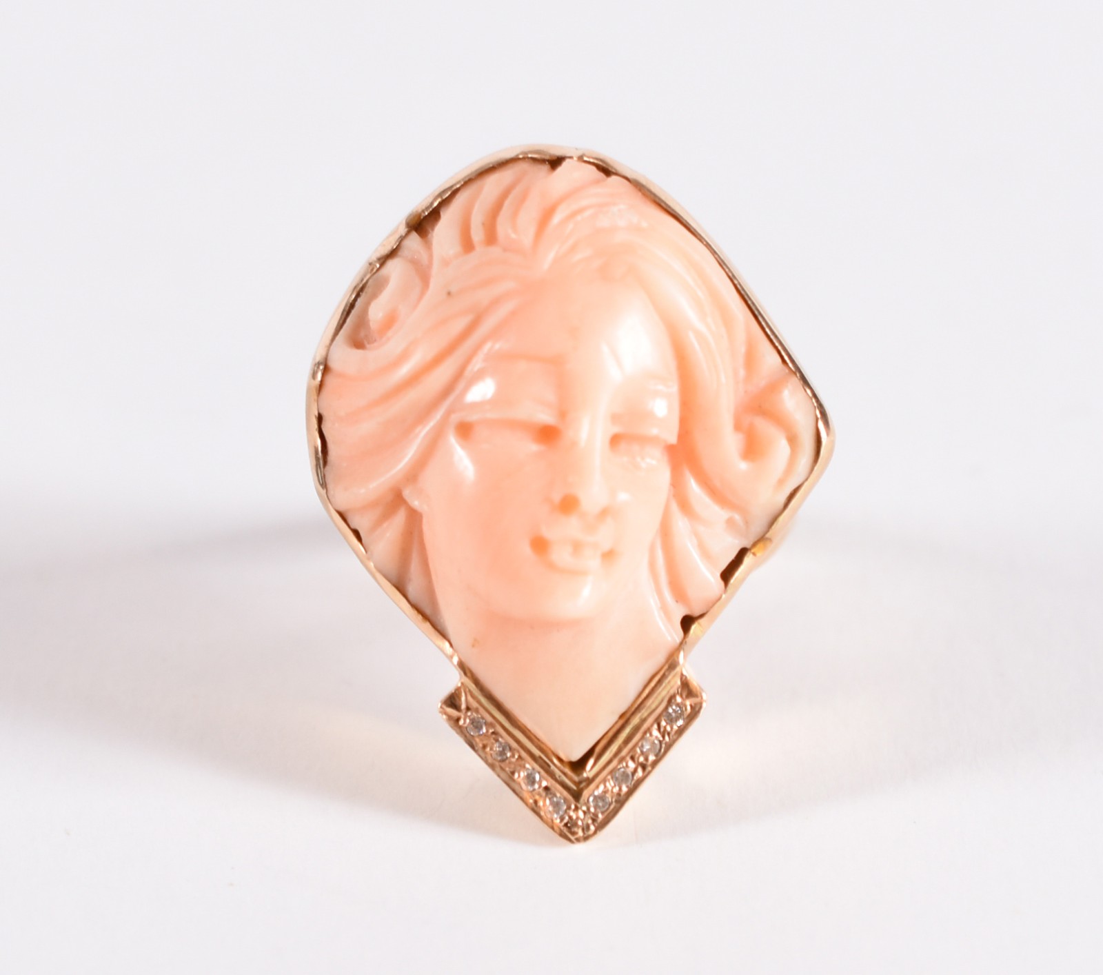 Anel em ouro 18 k com coral Peau D'Anje e diamante, representando... - foto 1 de 9