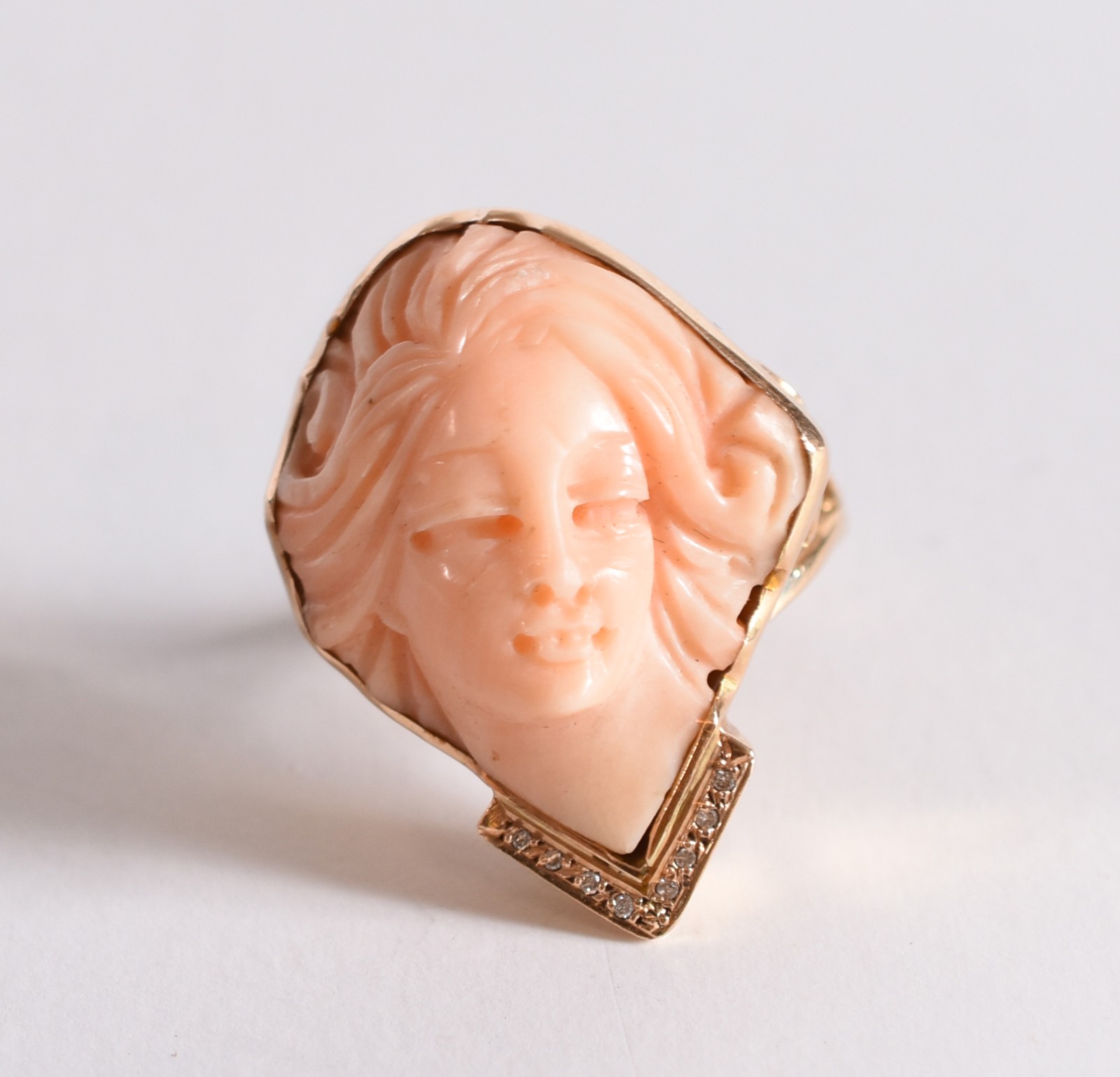 Anel em ouro 18 k com coral Peau D'Anje e diamante, representando... - foto 2 de 9