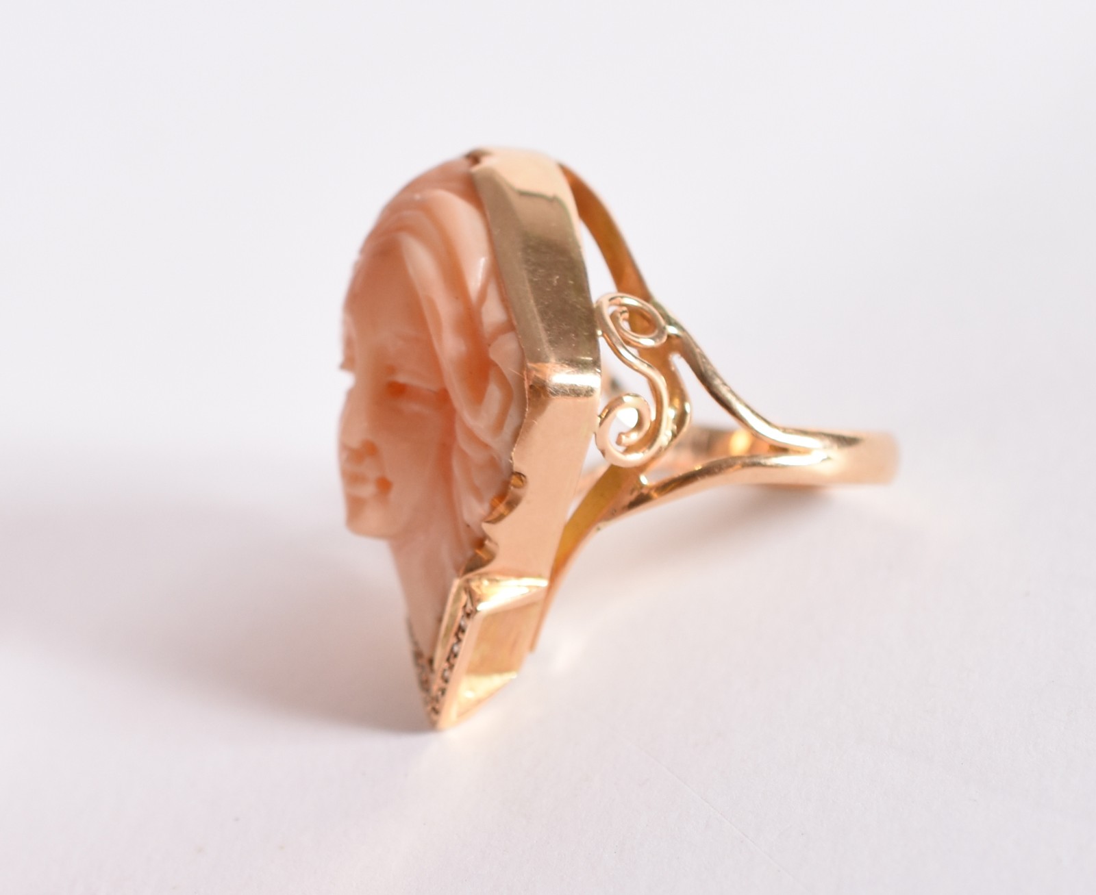 Anel em ouro 18 k com coral Peau D'Anje e diamante, representando... - foto 4 de 9