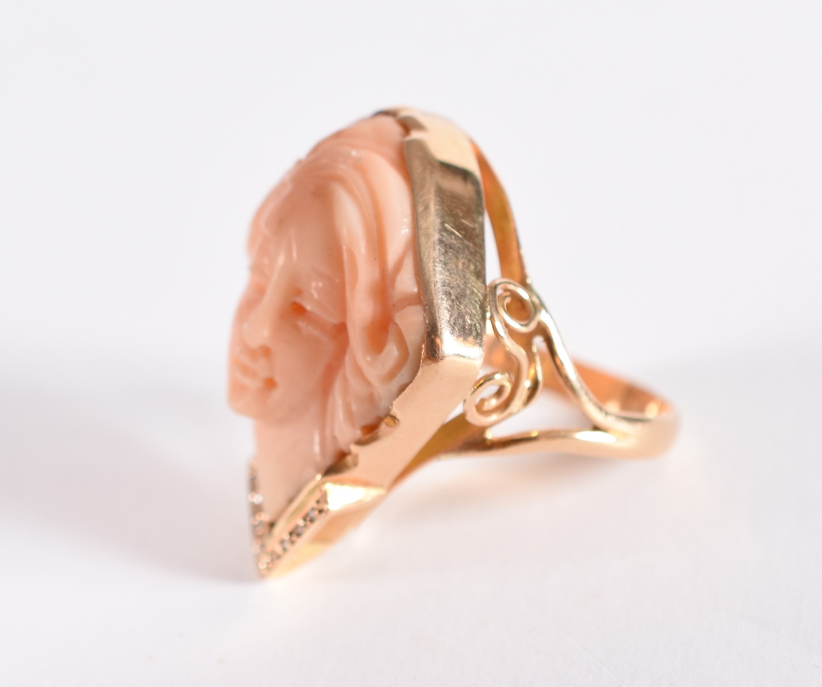 Anel em ouro 18 k com coral Peau D'Anje e diamante, representando... - foto 6 de 9