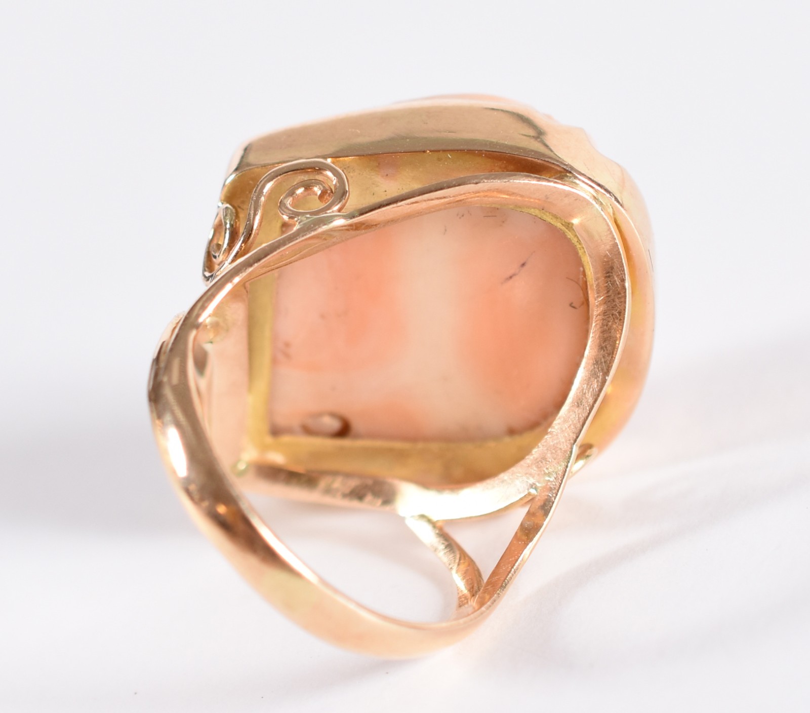 Anel em ouro 18 k com coral Peau D'Anje e diamante, representando... - foto 7 de 9