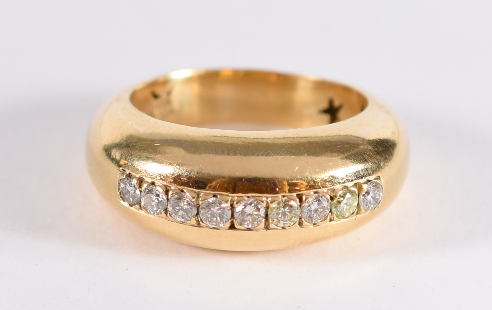 Anel bombe em ouro 18 k com 9 brilhantes, contrastado 750, aro 19... - foto 1 de 4