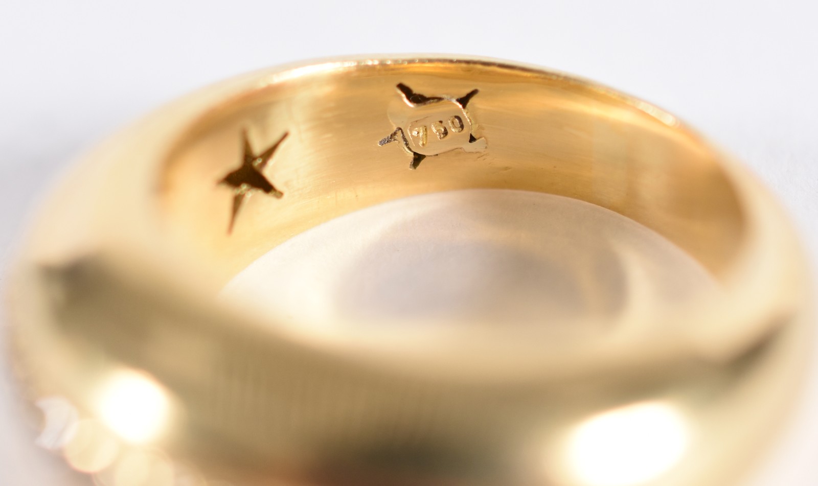 Anel bombe em ouro 18 k com 9 brilhantes, contrastado 750, aro 19... - foto 3 de 4