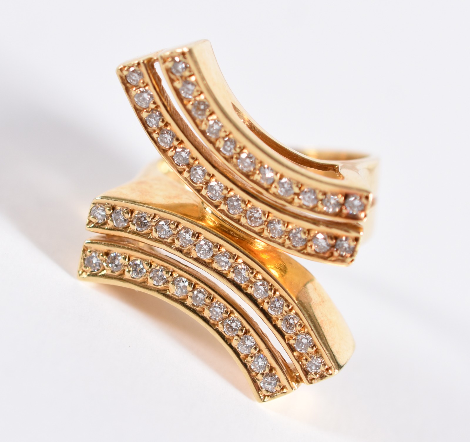 Anel em ouro 18 k, com 4 semi círculos com brilhantes, aro 17 (Por... - foto 1 de 4
