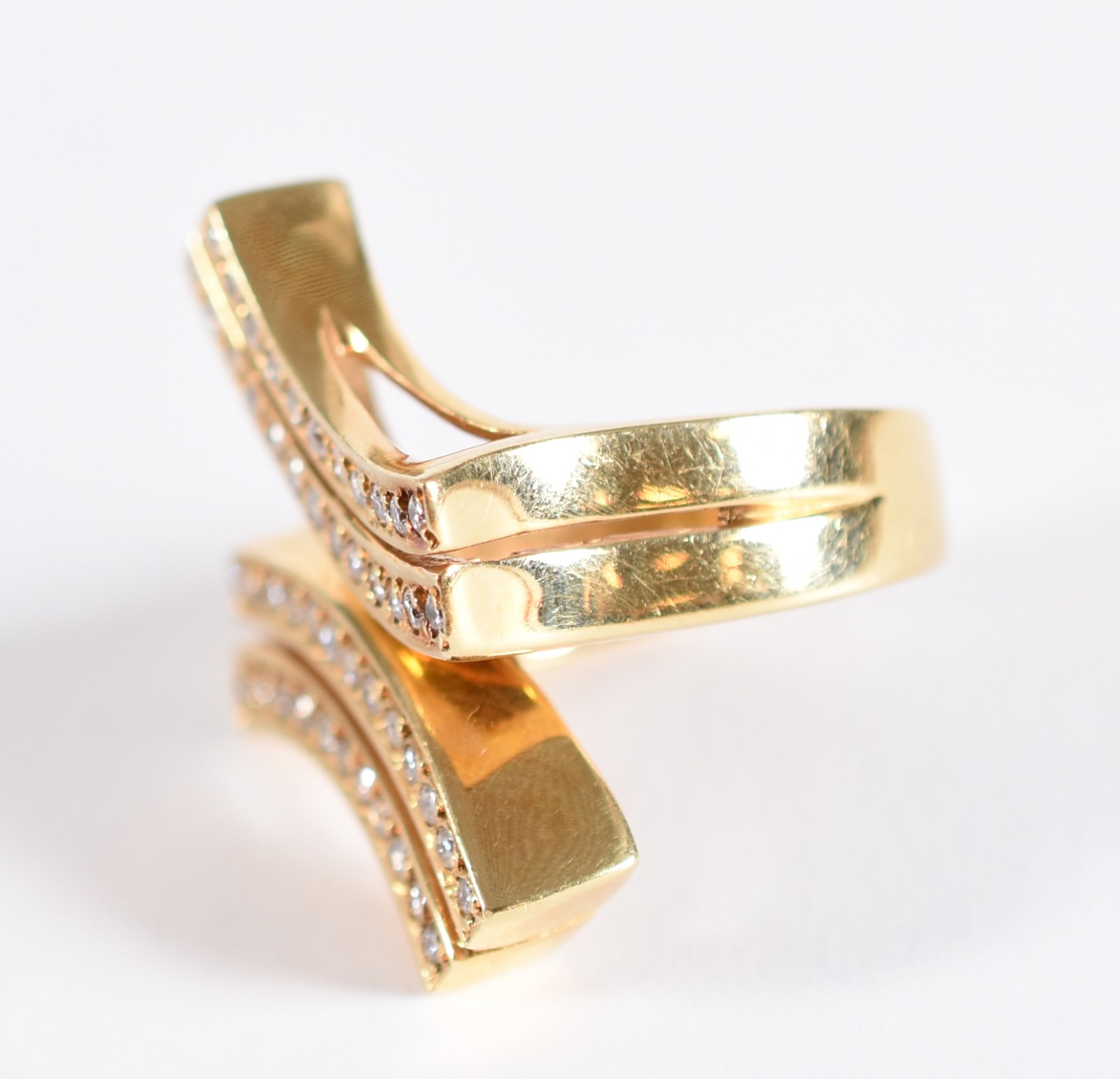 Anel em ouro 18 k, com 4 semi círculos com brilhantes, aro 17 (Por... - foto 2 de 4