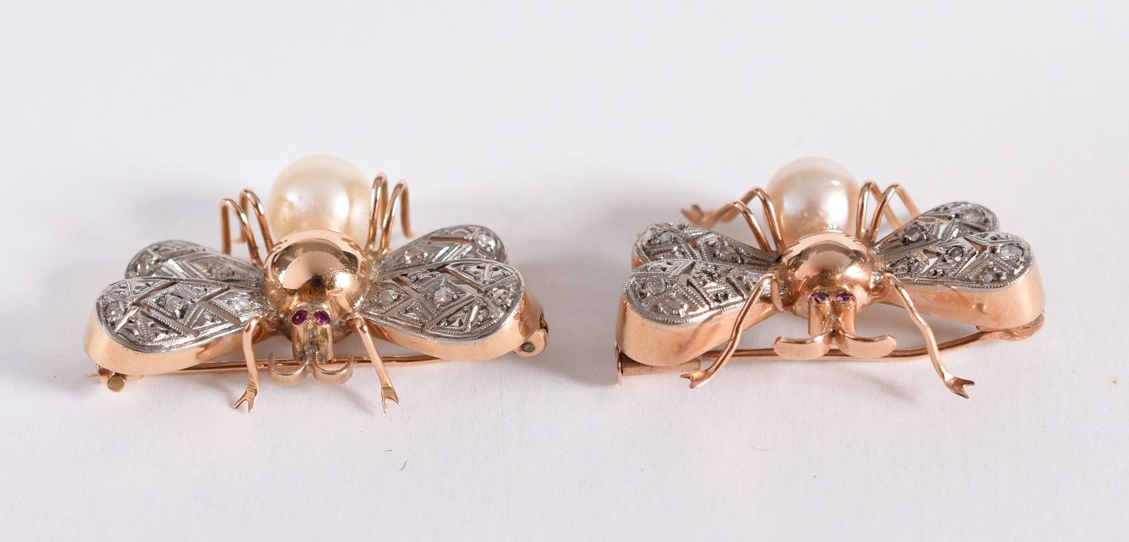 Par de broches, grandes "moscas" em ouro 18 k e ouro branco, com... - foto 1 de 3