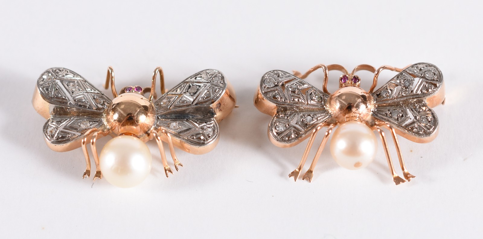 Par de broches, grandes "moscas" em ouro 18 k e ouro branco, com... - foto 2 de 3