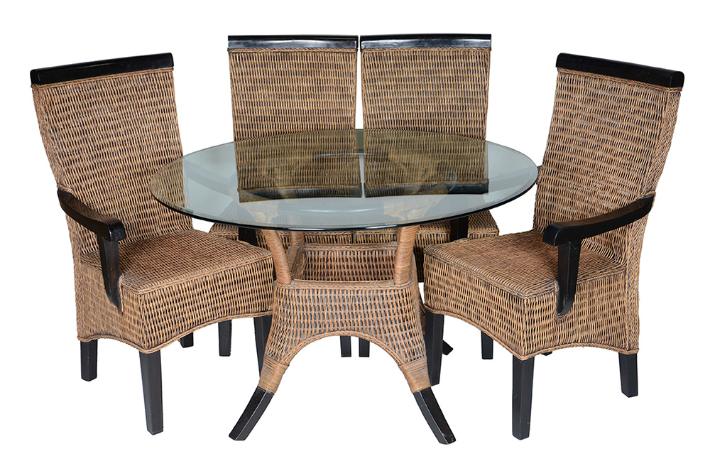 Mesa de madeira e rattan com tampo de vidro e quatro cadeiras. Com...