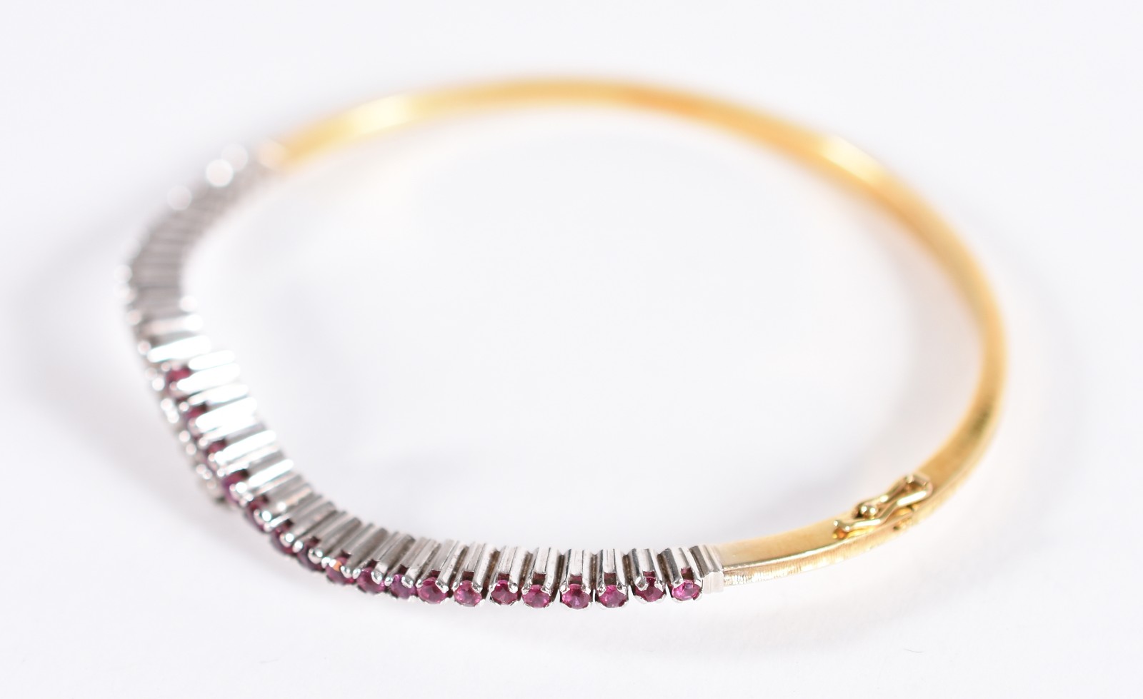 Pulseira em ouro 18 k e branco com 18 brilhantes e 18 rubis (Por... - foto 2 de 4