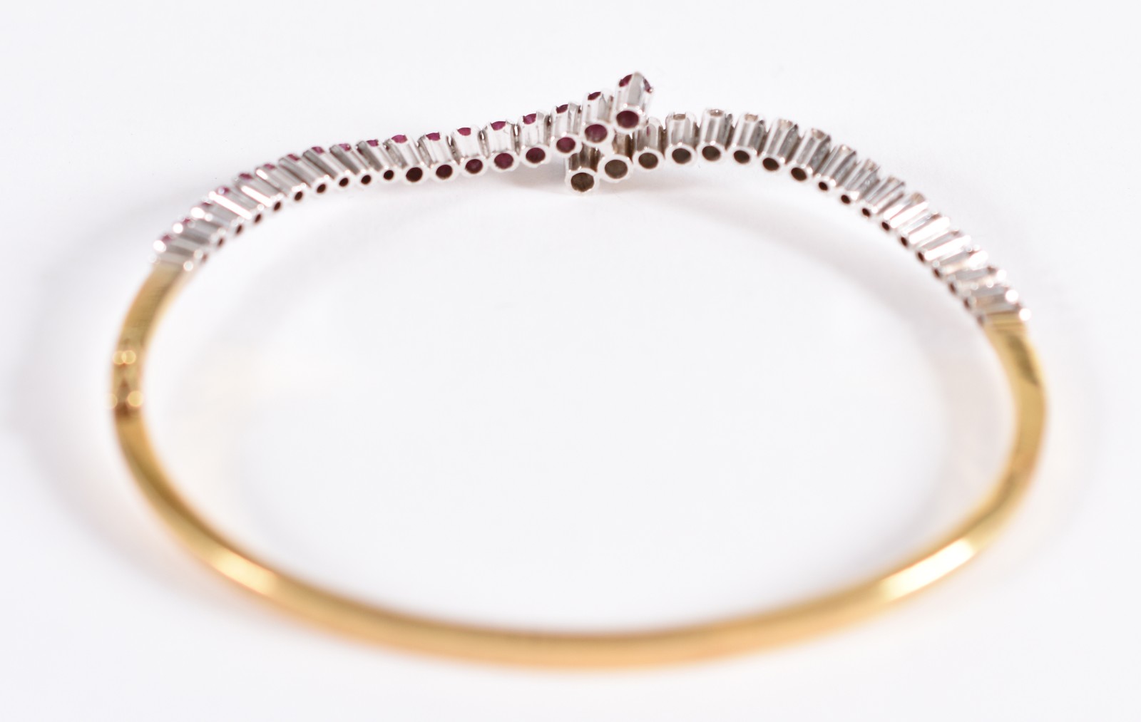 Pulseira em ouro 18 k e branco com 18 brilhantes e 18 rubis (Por... - foto 3 de 4