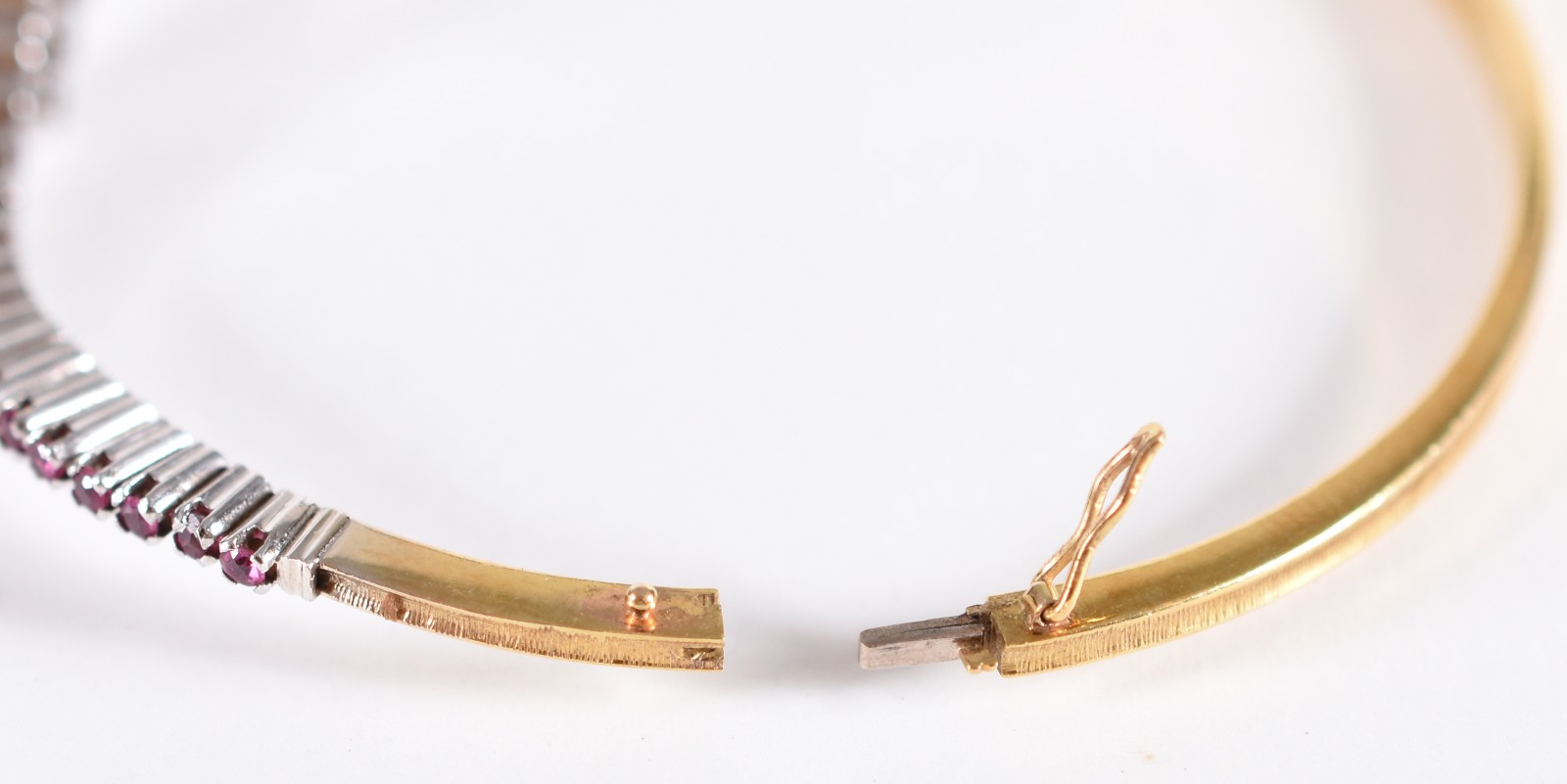 Pulseira em ouro 18 k e branco com 18 brilhantes e 18 rubis (Por... - foto 4 de 4
