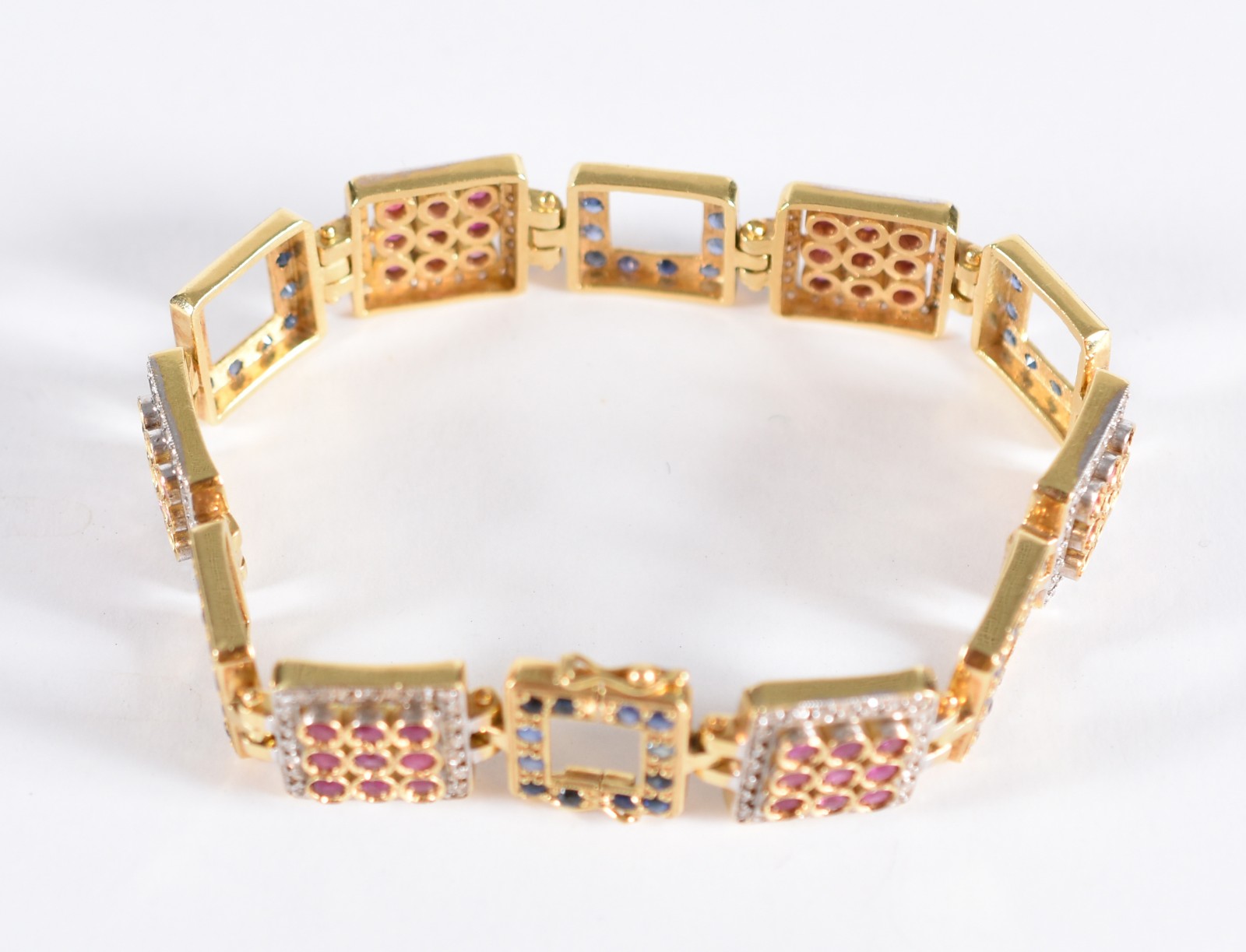 Pulseira em ouro 18 k com 12 quadrados, sendo 6 cravejados de... - foto 2 de 5