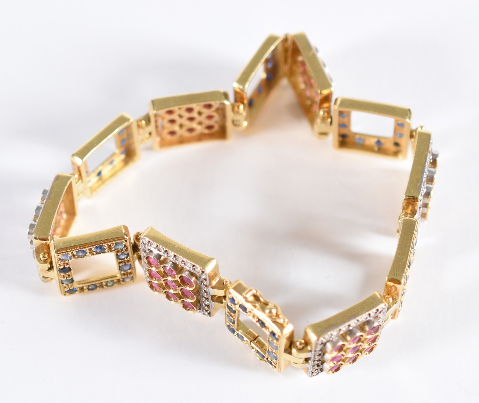 Pulseira em ouro 18 k com 12 quadrados, sendo 6 cravejados de... - foto 3 de 5