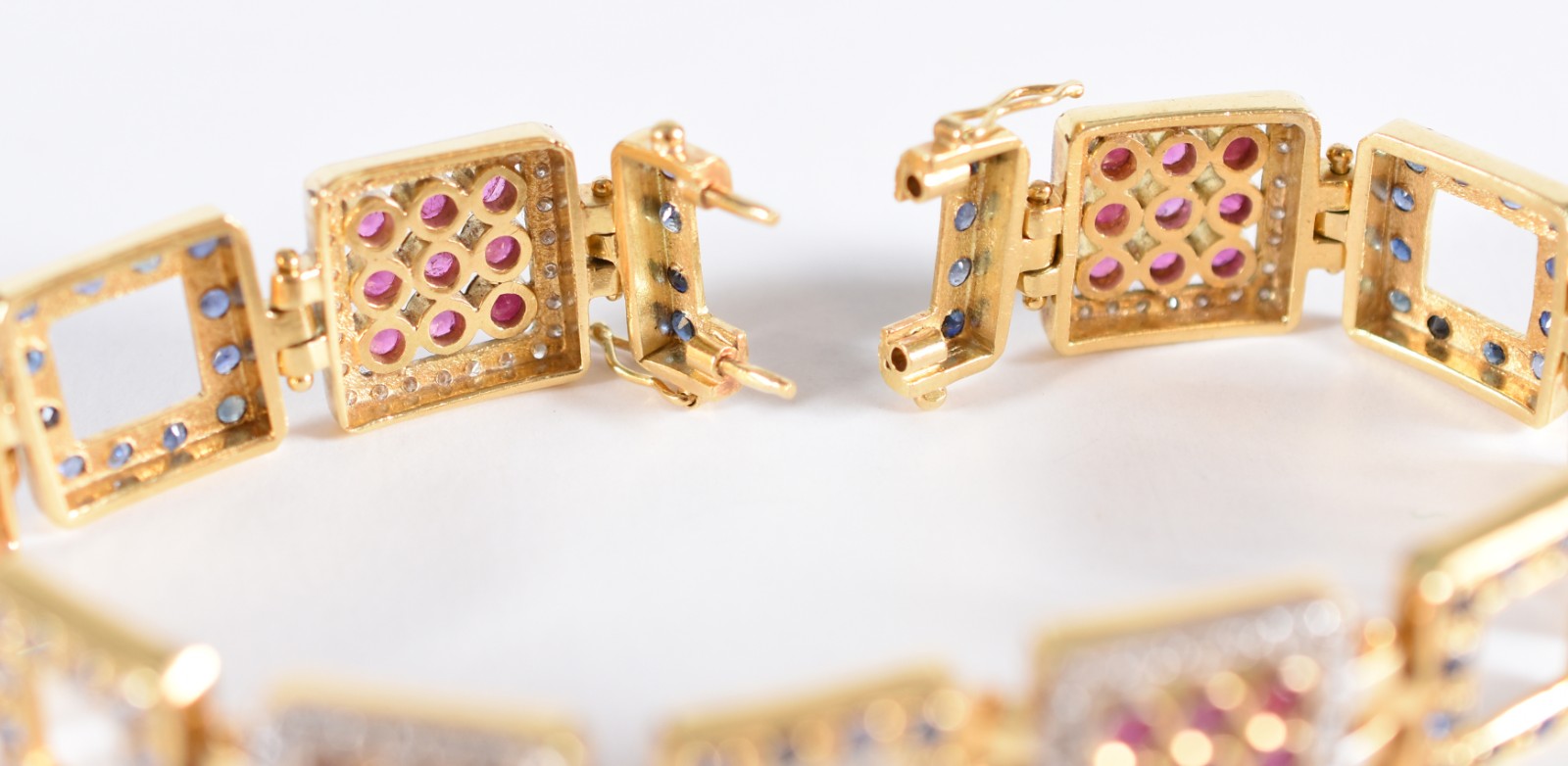 Pulseira em ouro 18 k com 12 quadrados, sendo 6 cravejados de... - foto 4 de 5