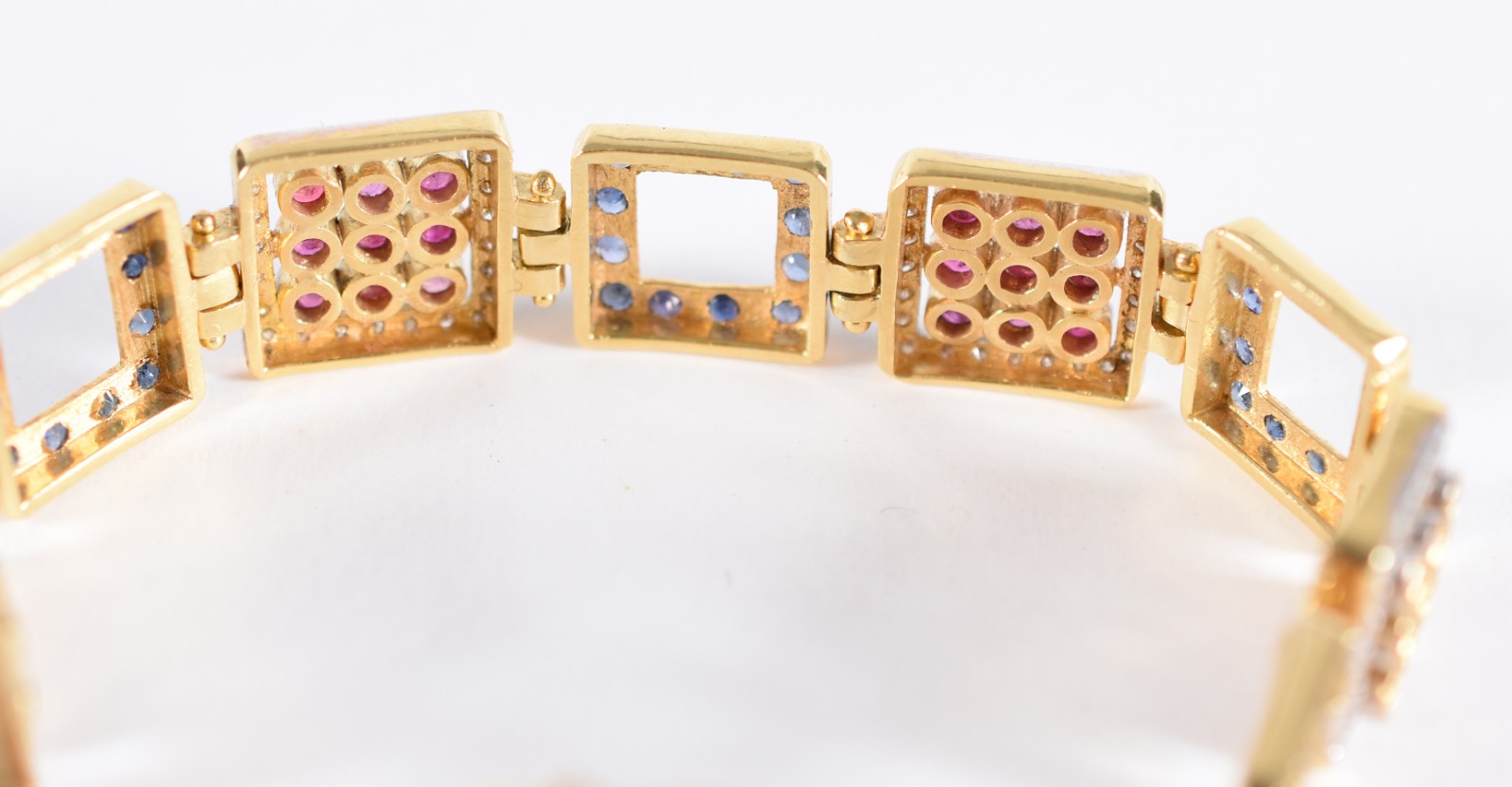 Pulseira em ouro 18 k com 12 quadrados, sendo 6 cravejados de... - foto 5 de 5