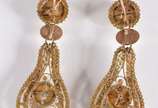 Par de brincos grandes em ouro 14 k, pingente r... - Par de brincos grandes em ouro 14 k, pingente rodeados de mini perolas naturais e 4 rubilitas, século XVIII  (Por motivos de seguranças as peças...
