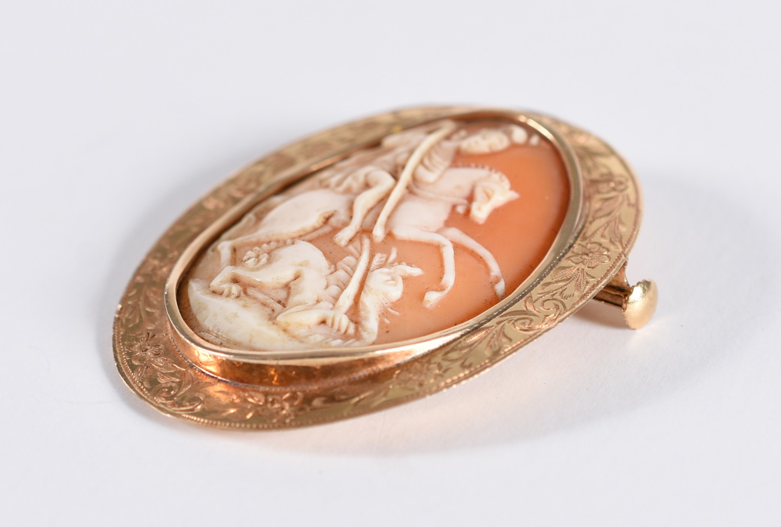 Camafeu com figura de São Jorge, emoldurado em ouro 18 k com lindo... - foto 2 de 3