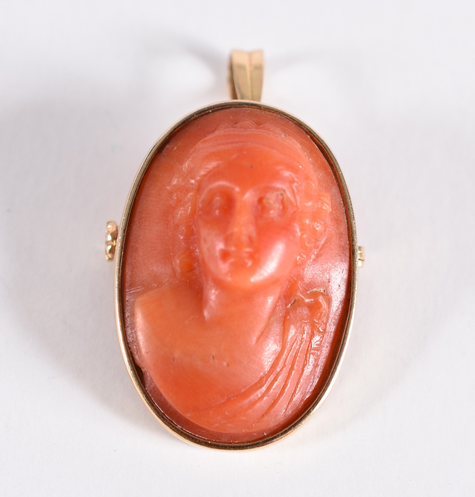 Broche/pingente/camafeu, na cor coral, com busto feminino da... - foto 1 de 4