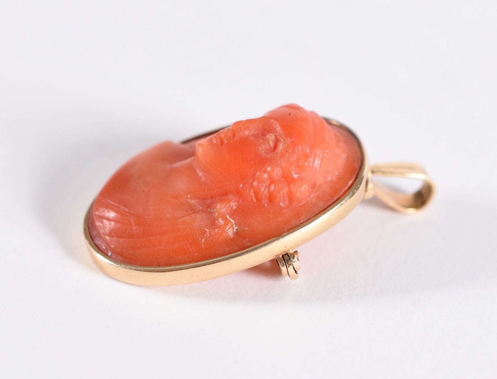 Broche/pingente/camafeu, na cor coral, com busto feminino da... - foto 2 de 4
