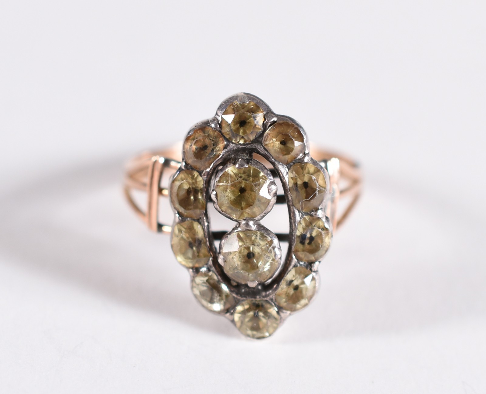 Anel em ouro 18 k feitio oval com 10 crisolitas e 2 maior ao centro... - foto 1 de 3