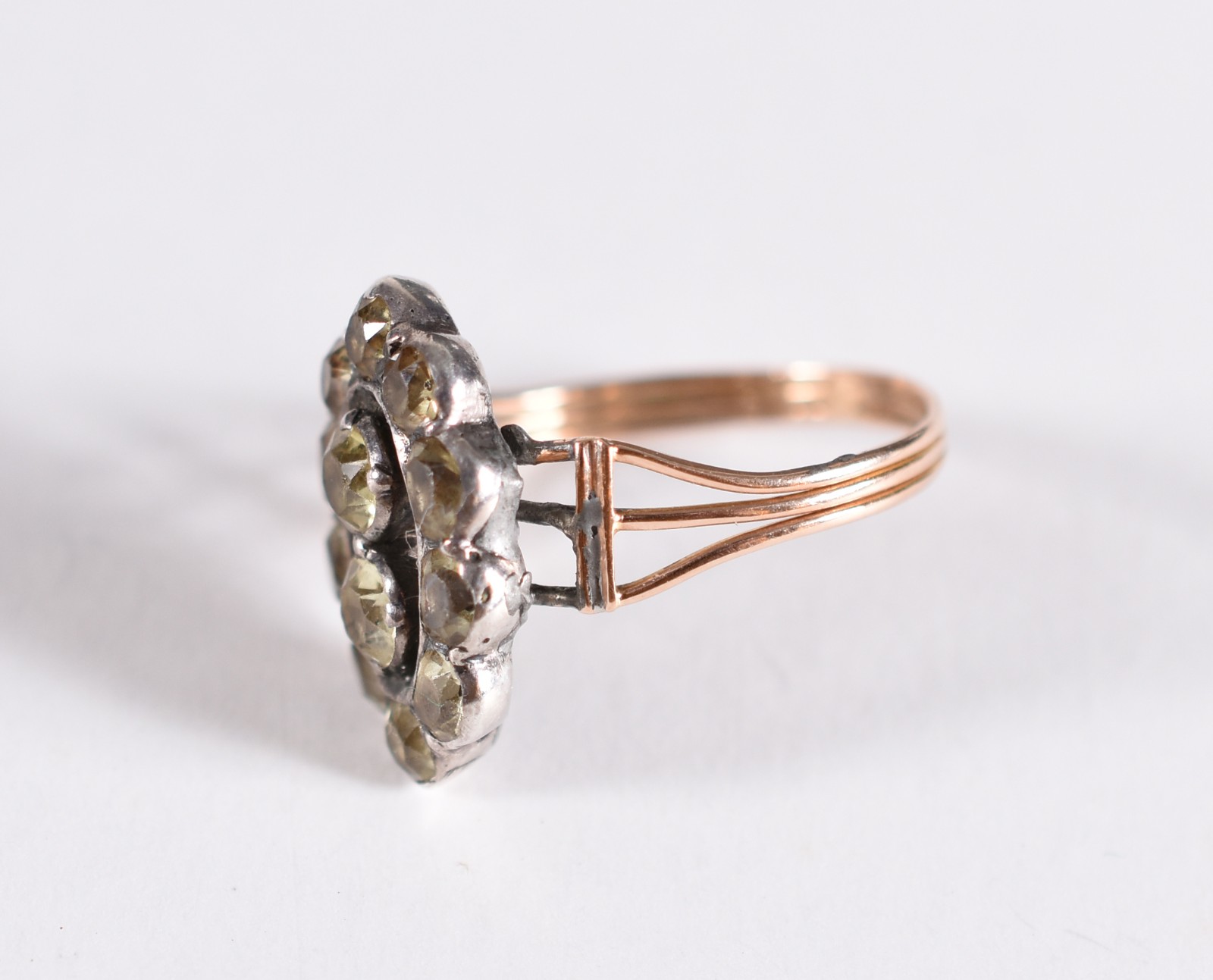 Anel em ouro 18 k feitio oval com 10 crisolitas e 2 maior ao centro... - foto 2 de 3