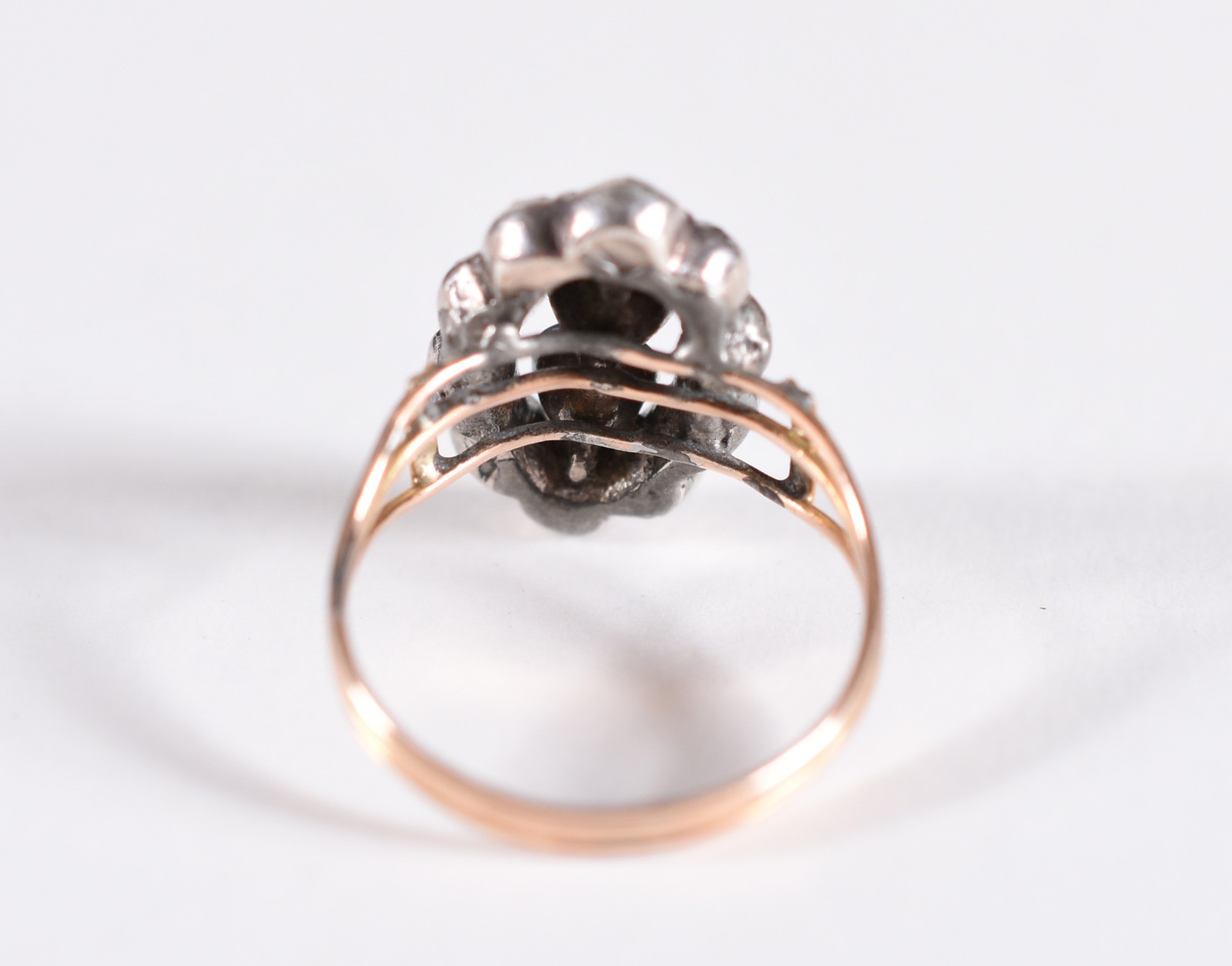 Anel em ouro 18 k feitio oval com 10 crisolitas e 2 maior ao centro... - foto 3 de 3