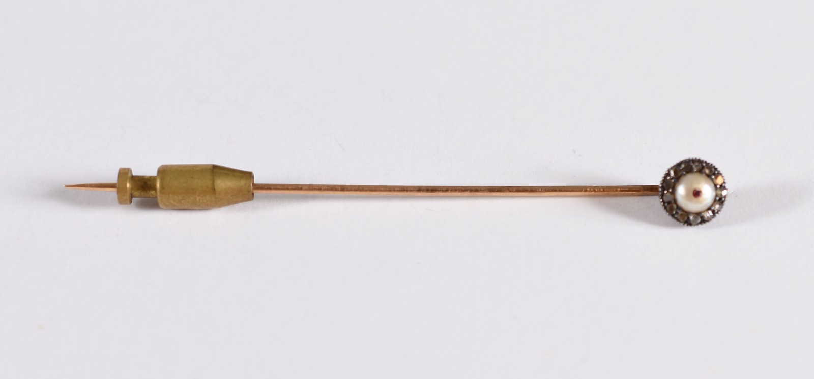 Alfinete de gravata em ouro 18 k, tendo ao centro perola natural com... - foto 1 de 3