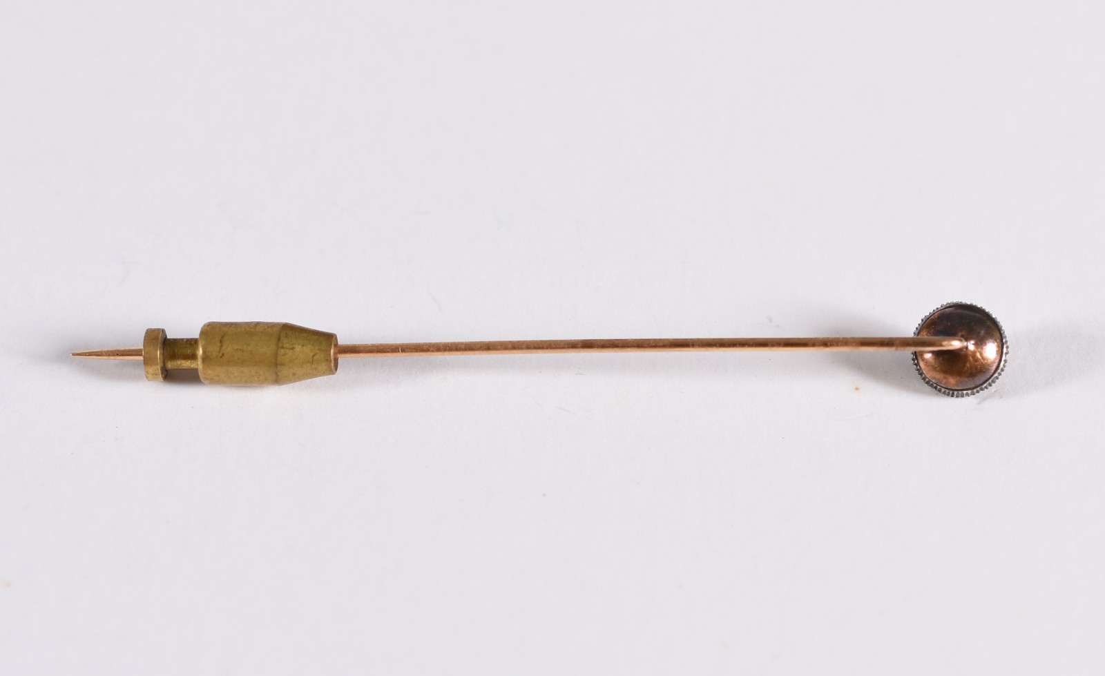Alfinete de gravata em ouro 18 k, tendo ao centro perola natural com... - foto 3 de 3