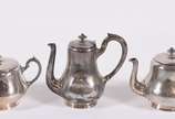 Christofle (1830),  - Jogo para chá de metal espessurado a prata, composto de 2 bules e açucareiro.