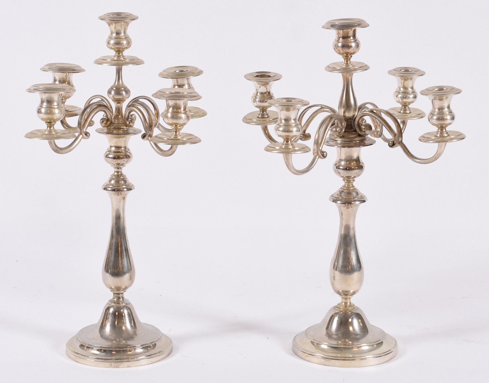 Par de candelabros de metal prateado para 5 velas cada. - foto 1 de 4