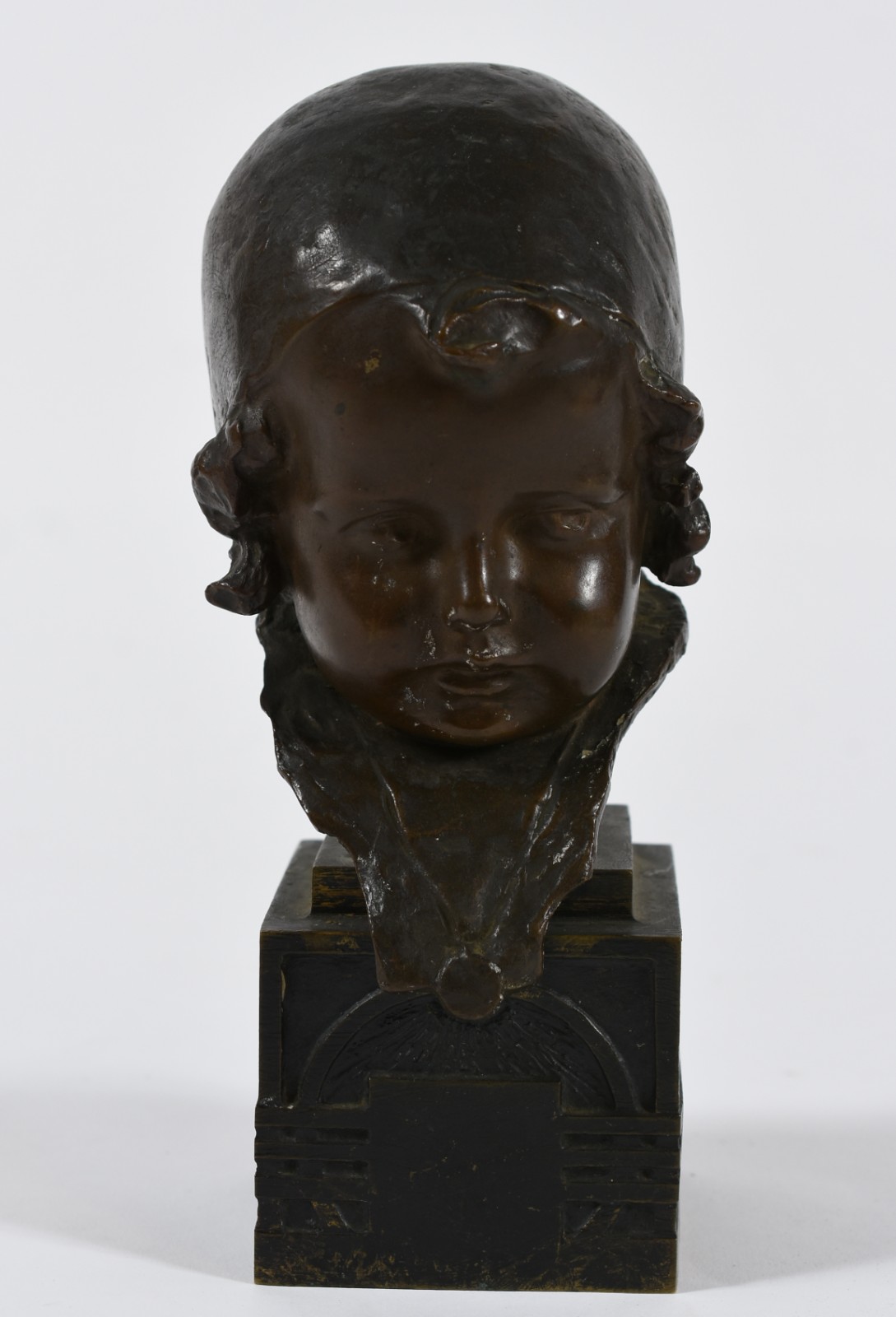 Escultura de bronze representando cabeça de criança sobre base... - foto 1 de 5