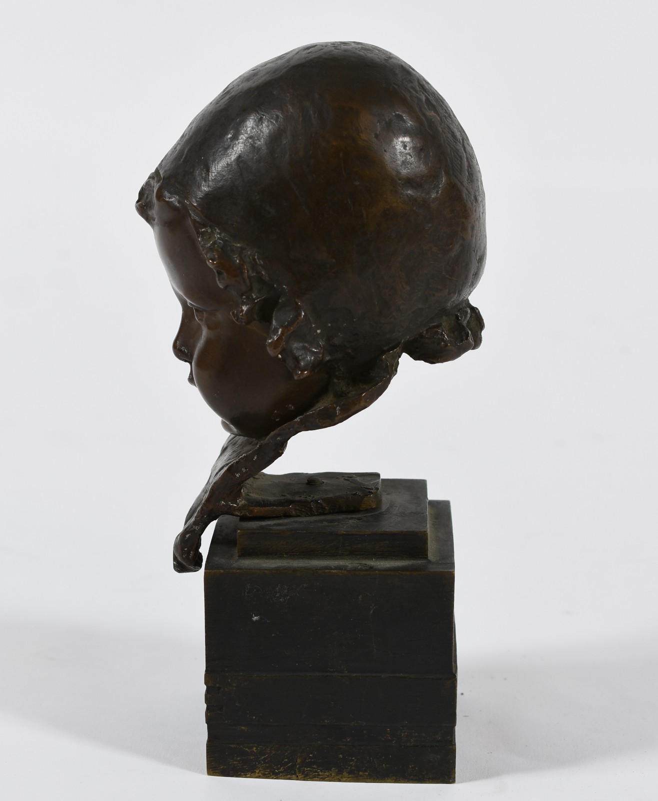 Escultura de bronze representando cabeça de criança sobre base... - foto 2 de 5