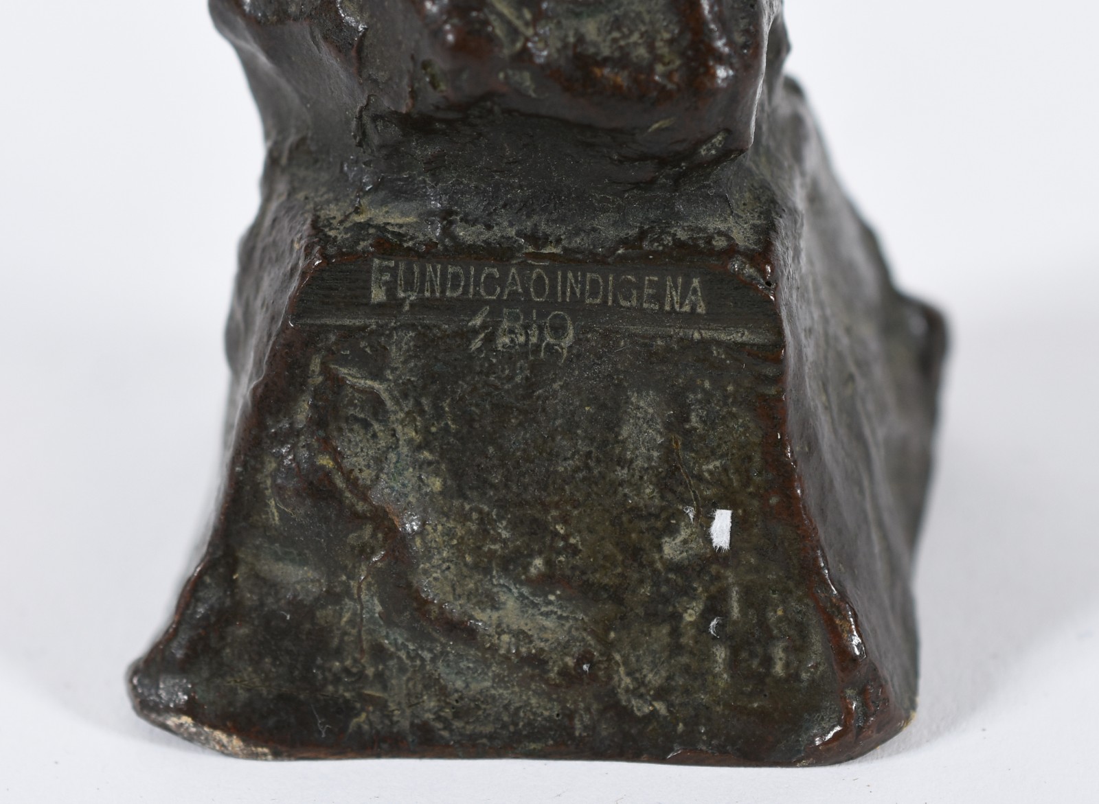 Estatueta representando Busto feminino de bronze, Fundição Indígena... - foto 5 de 6