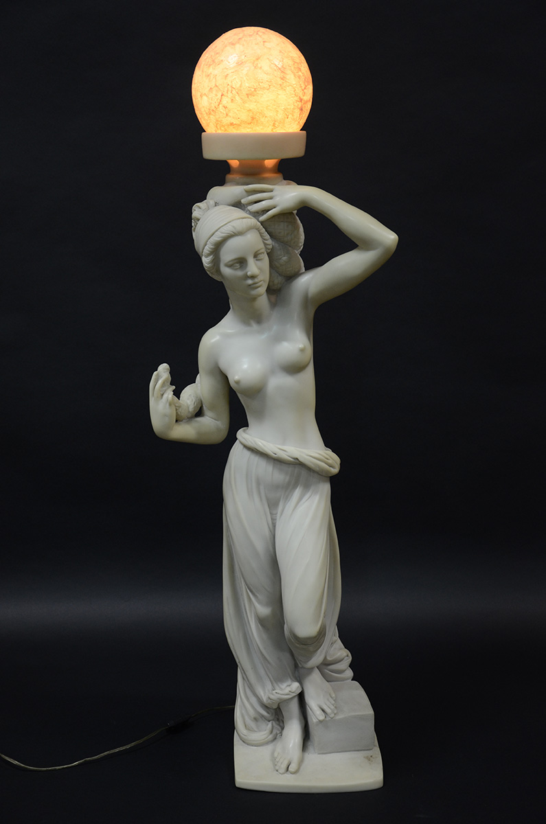 Luminária de resina para jardim representando figura feminina, altura... - foto 1 de 3