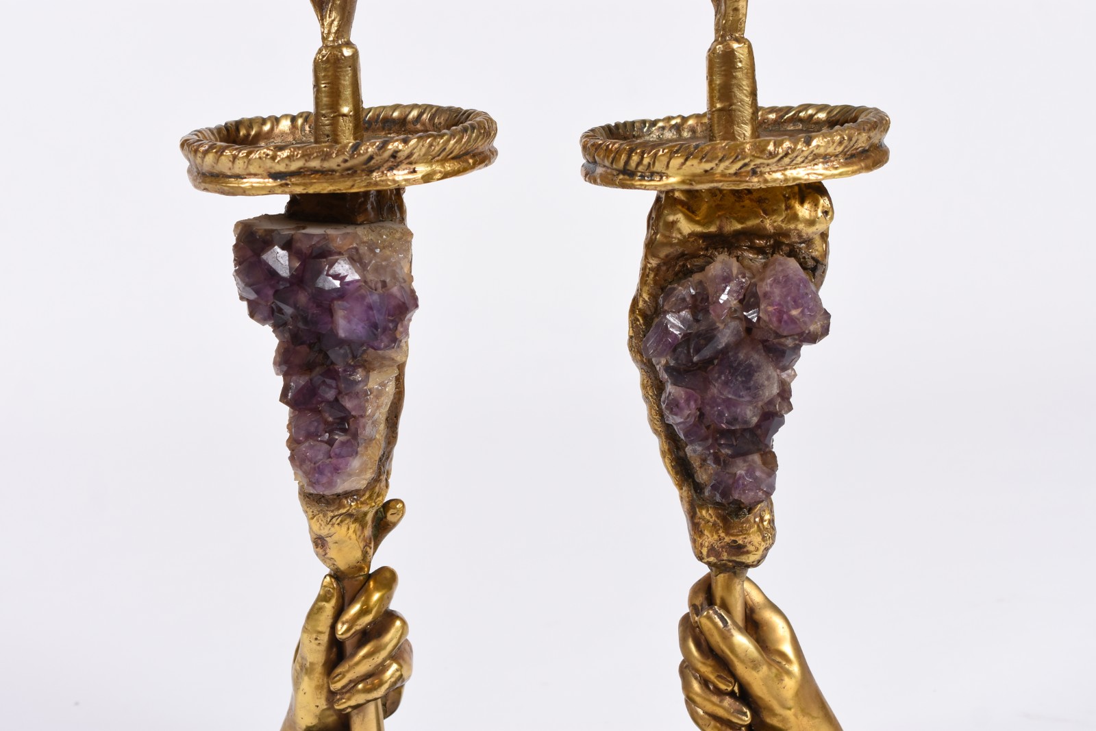 Par de esculturas representando tocheiros de bronze e ametista bruta... - foto 2 de 5