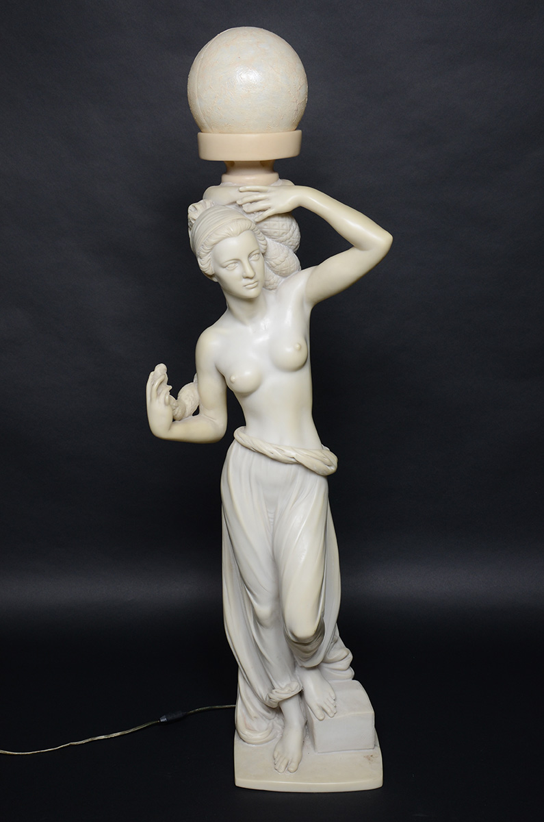 Luminária de resina para jardim representando figura feminina, altura... - foto 2 de 3