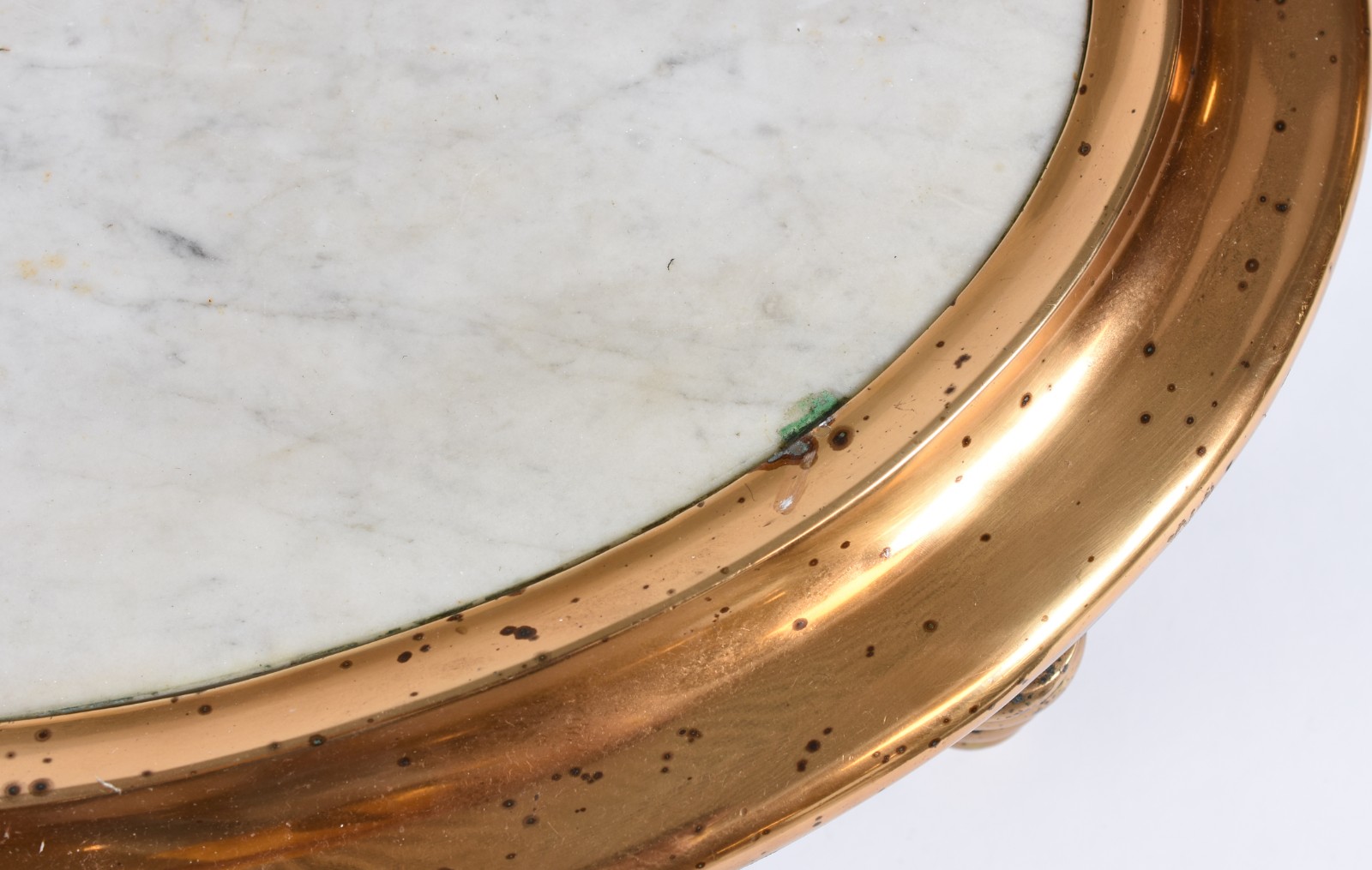 Mesa baixa ou base para escultura de bronze dourado e mármore... - foto 4 de 5