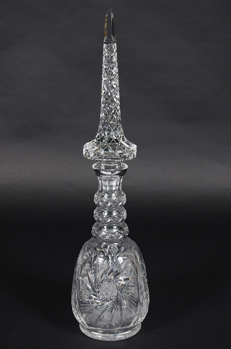Grande garrafa de cristal tcheco lapidado.