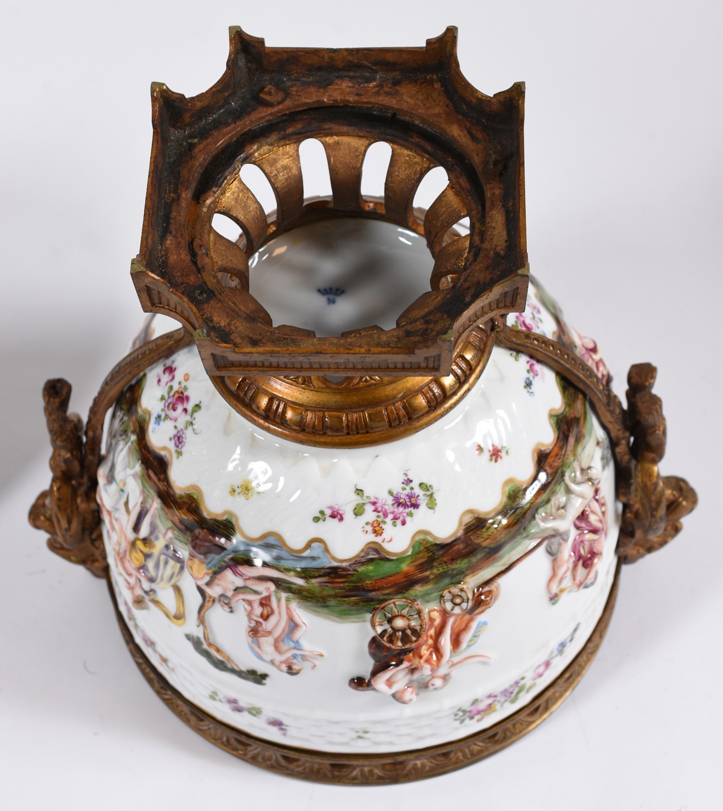 Belíssimo potiche de porcelana italiana Capo Di Monti com figuras... - foto 7 de 8