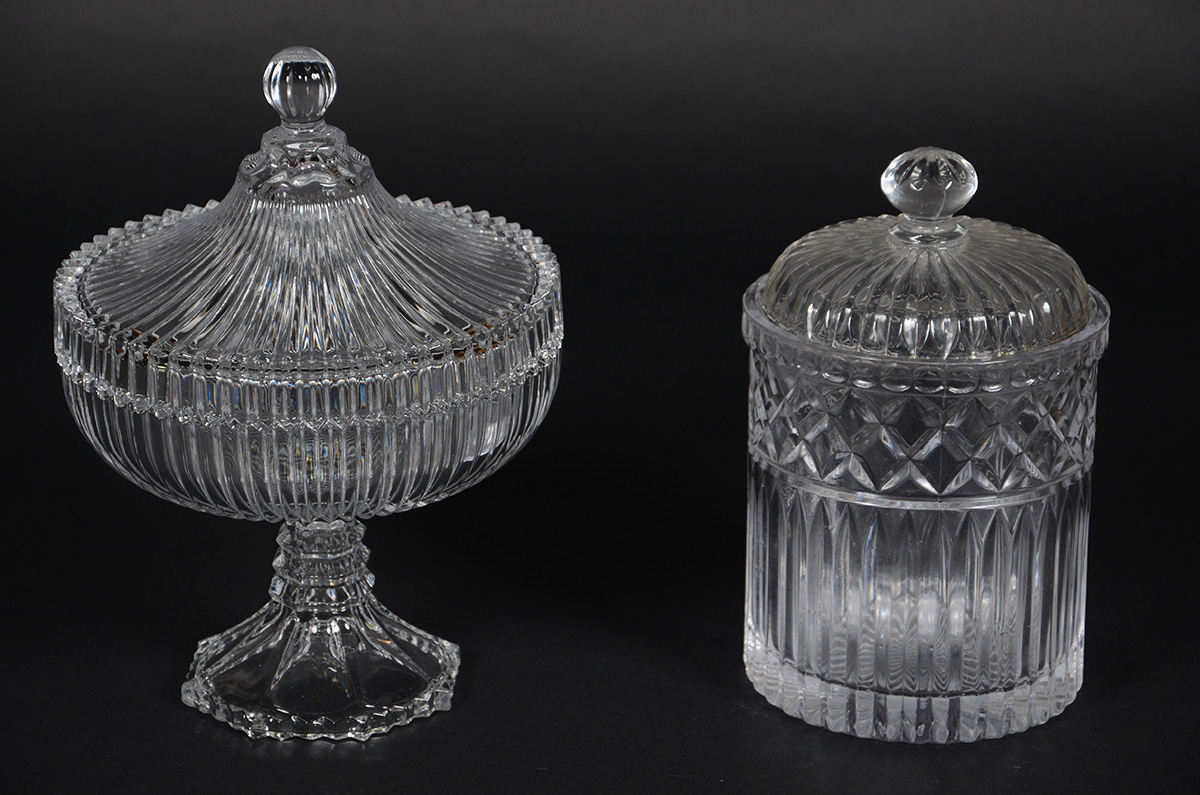 Duas compoteiras frisadas. Altura 25 cm e 24 cm.