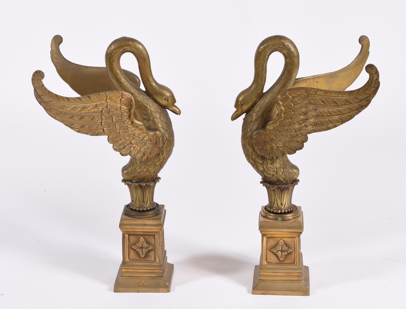 Par de cisnes de bronze francês sobre pedestal, século XIX (um solto... - foto 1 de 3