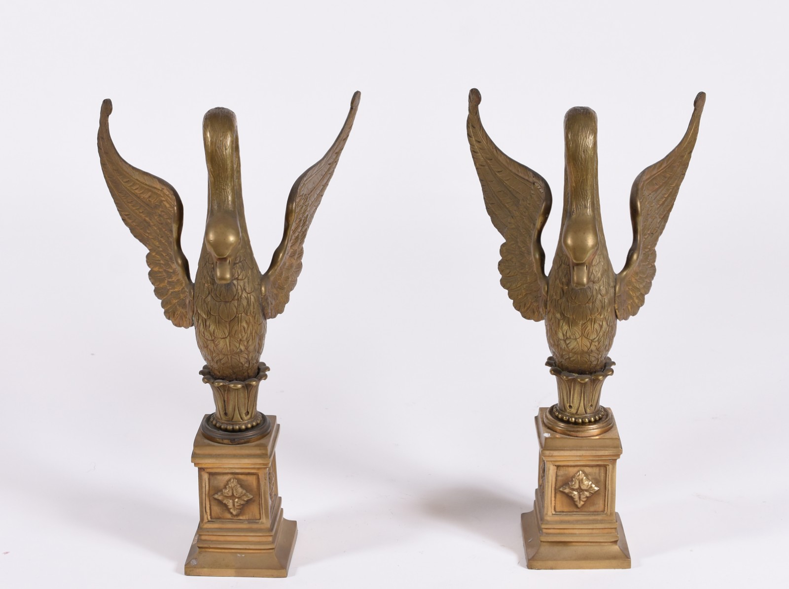 Par de cisnes de bronze francês sobre pedestal, século XIX (um solto... - foto 2 de 3