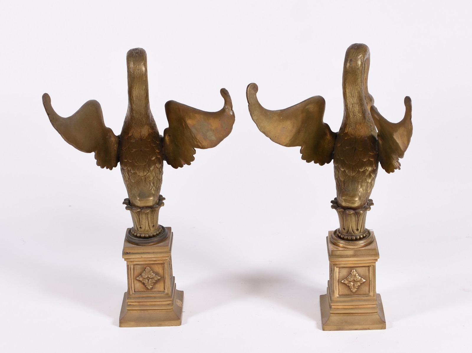 Par de cisnes de bronze francês sobre pedestal, século XIX (um solto... - foto 3 de 3