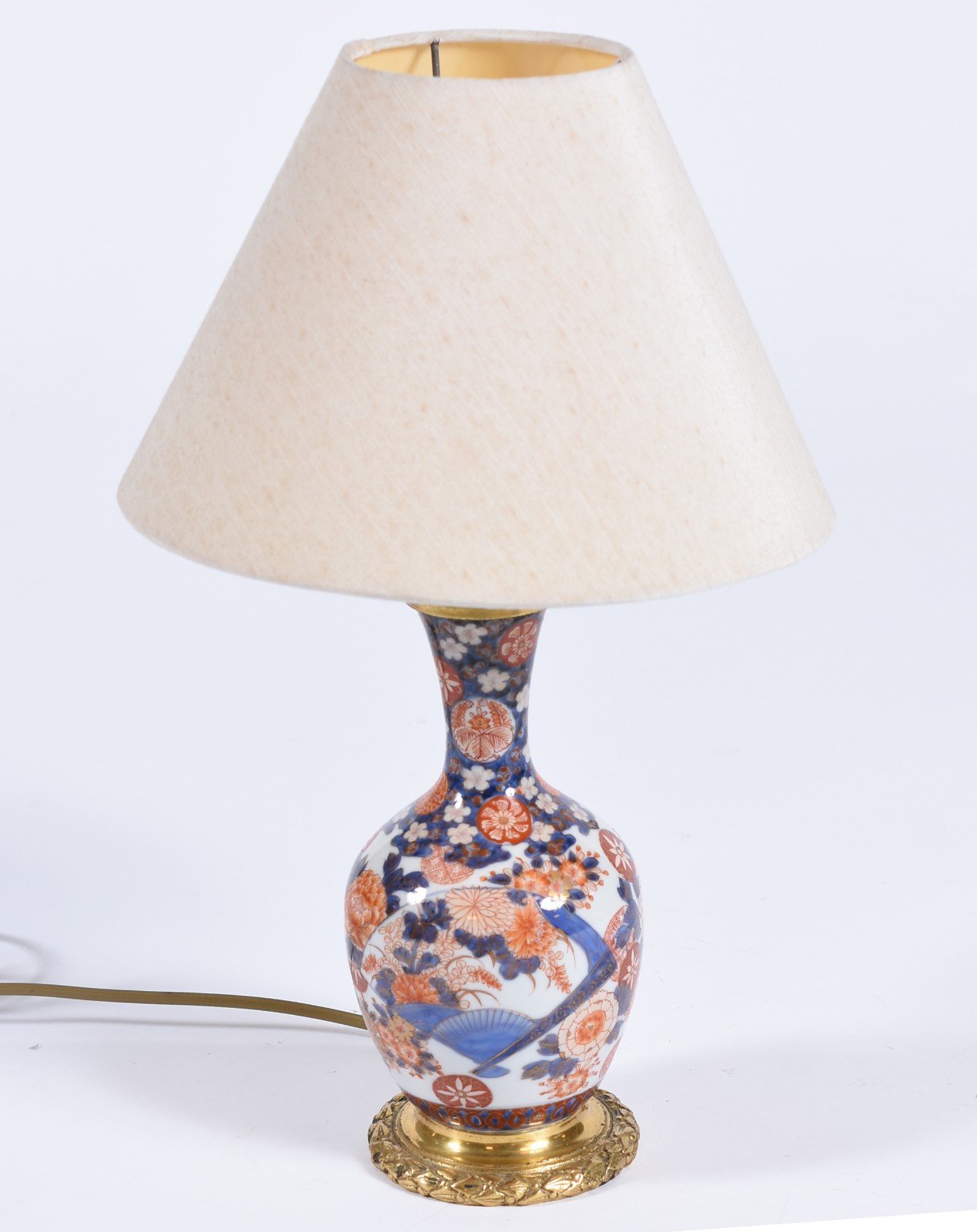 Pequeno abatjour de porcelana Imari com cúpula de tecido bege, século... - foto 1 de 3