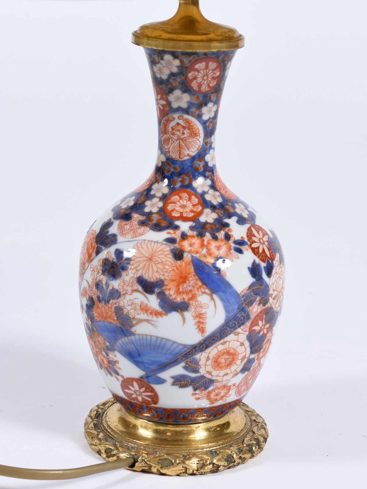 Pequeno abatjour de porcelana Imari com cúpula de tecido bege, século... - foto 2 de 3