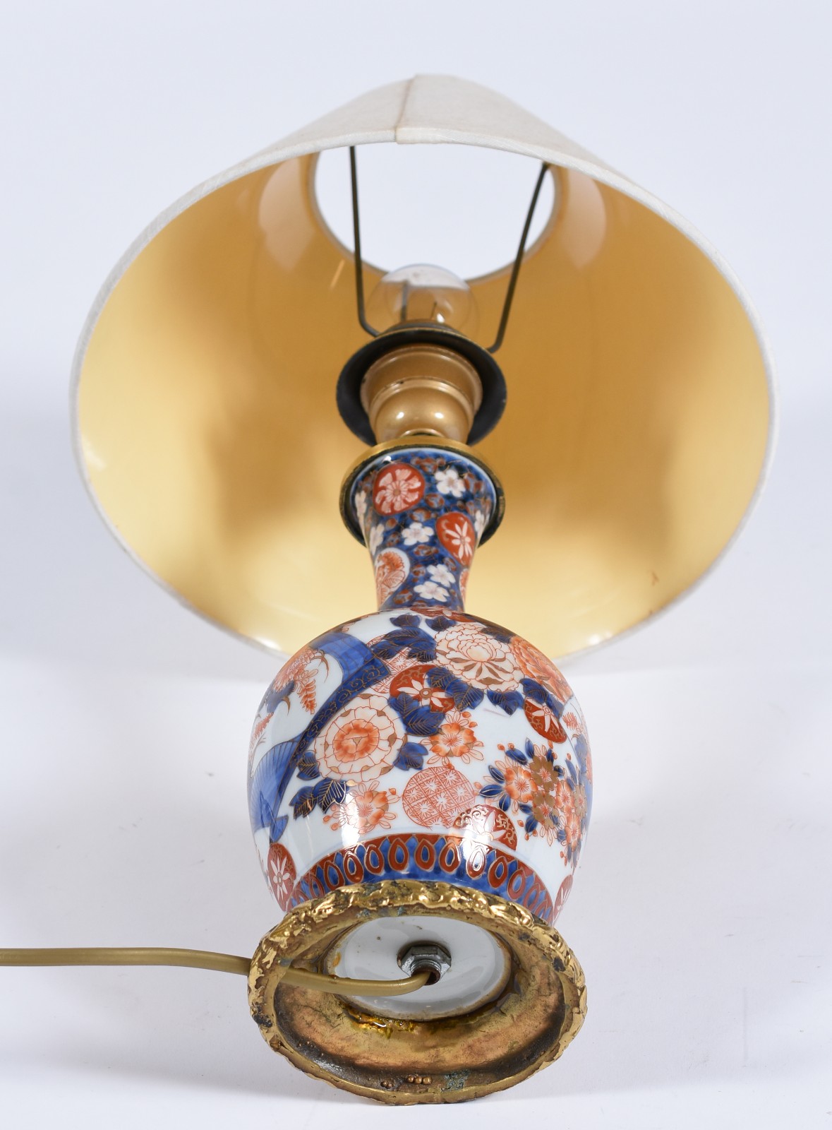 Pequeno abatjour de porcelana Imari com cúpula de tecido bege, século... - foto 3 de 3