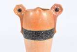 Ânfora de cerâmica Art Deco na cor laranja com ... - Ânfora de cerâmica Art Deco na cor laranja com grega em relevo.