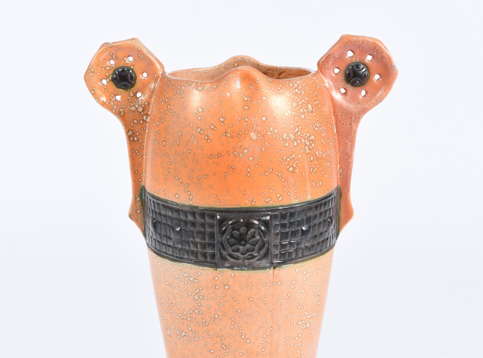 Ânfora de cerâmica Art Deco na cor laranja com grega em relevo. - foto 4 de 7