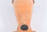 Ânfora de cerâmica Art Deco na cor laranja com ... - Ânfora de cerâmica Art Deco na cor laranja com grega em relevo.